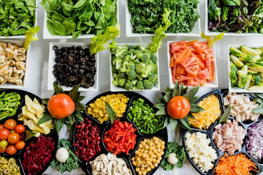 Ingredientes frescos preparados sobre una encimera